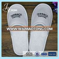 White hotel indoor slippers embroideried customized logo hotel slippers